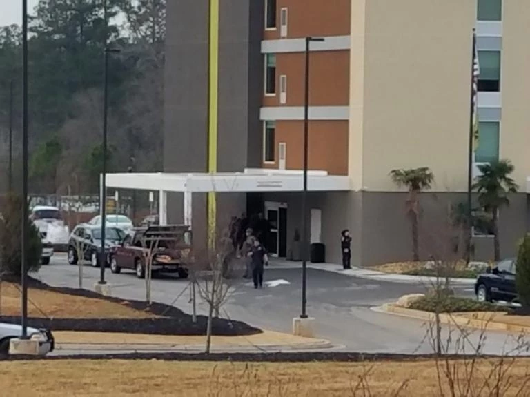 ΕΚΤΑΚΤΟ: Οπλισμένος άνδρας εισέβαλε σε ξενοδοχείο στην Ατλάντα